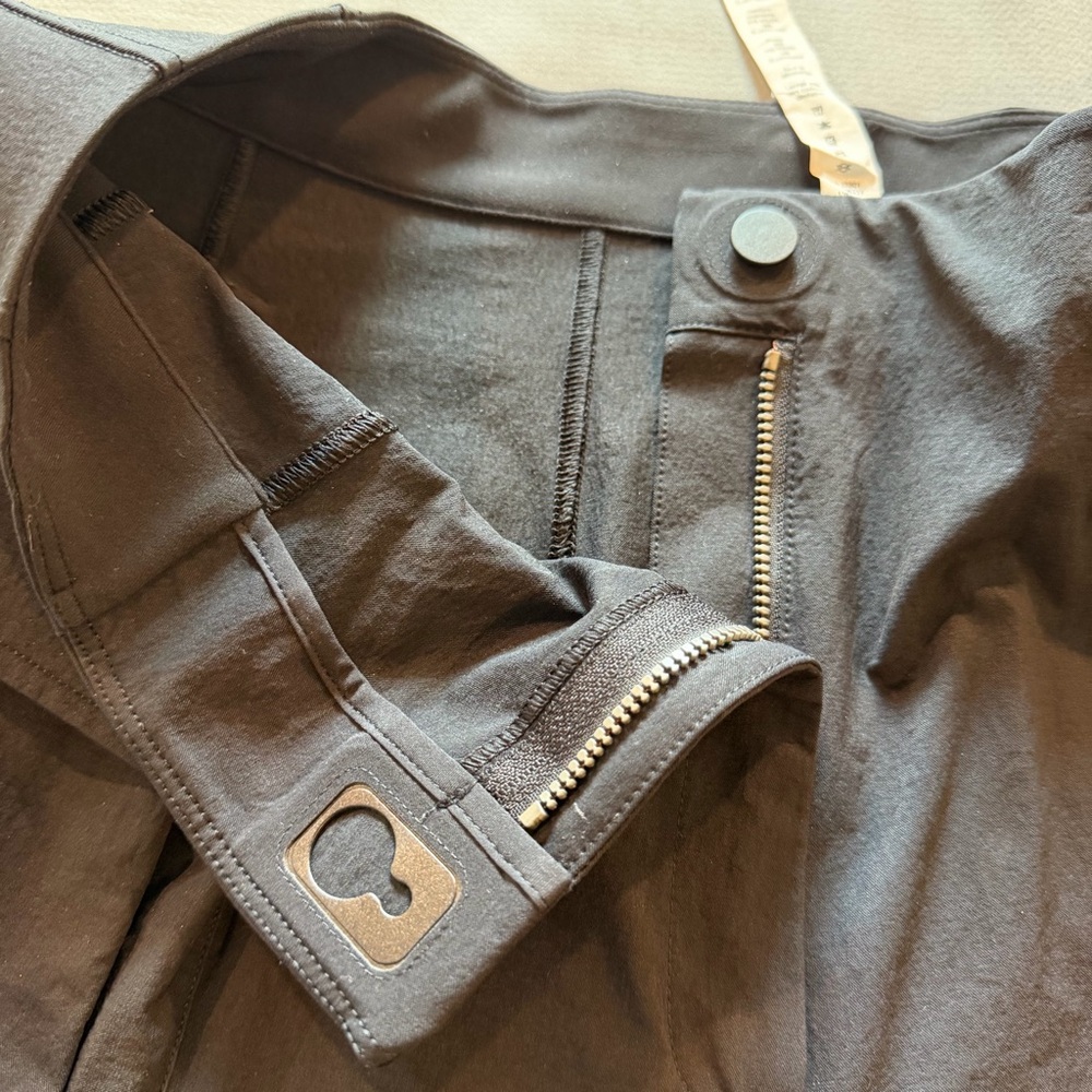 Lululemon Relaxed-Fit Super-High-Rise Cargo Short 4" Black Size 10 - Picture 4 of 15